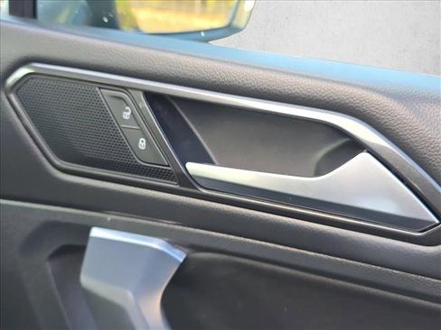 Used 2018 Volkswagen Tiguan SE w/ 3rd Row Seat Package image 24