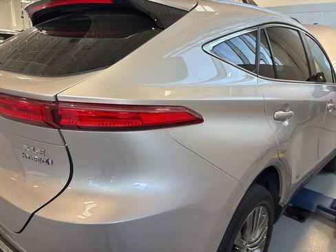 Used 2022 Toyota Venza XLE image 3