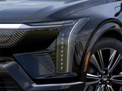 New 2025 Cadillac Optiq Luxury 2 image 10