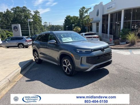 New 2025 Volkswagen Tiguan SE image 1