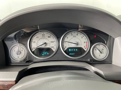 Used 2010 Chrysler Town & Country Touring FWD image 5