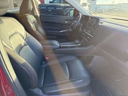Used 2024 Nissan Pathfinder SL w/ SL Premium Package image 11