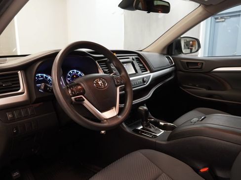 Used 2019 Toyota Highlander LE AWD/4WD image 6