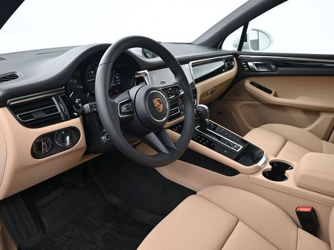 Certified 2026 Porsche Macan AWD/4WD image 4