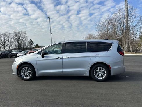 Used 2024 Chrysler Pacifica Touring-L image 25