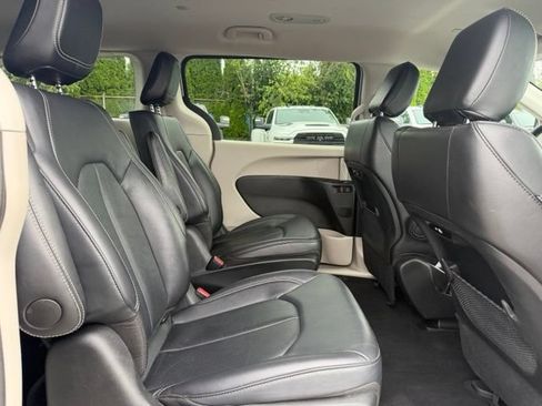Used 2024 Chrysler Pacifica Limited FWD image 12