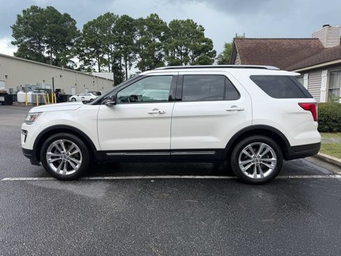 Used 2018 Ford Explorer XLT w/ Equipment Group 202A FWD image 4