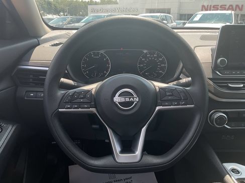 Used 2025 Nissan Altima 2.5 SV FWD image 31