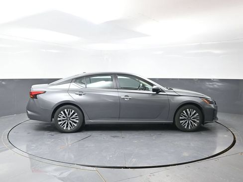 Used 2024 Nissan Altima 2.5 SV FWD image 3