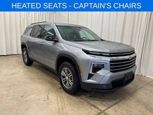 Used 2026 Chevrolet Traverse LT FWD image 1