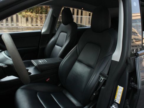 Used 2022 Tesla Model Y Long Range AWD/4WD image 16