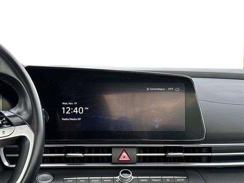 Certified 2023 Hyundai Elantra Limited w/ Preferred Accessory Package image 18