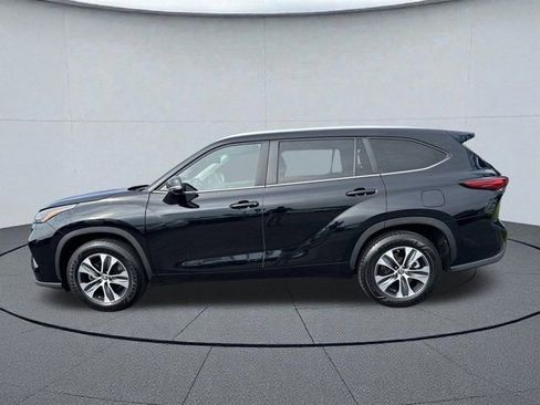 Used 2023 Toyota Highlander XLE image 2