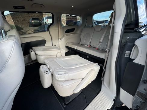 Used 2021 Chrysler Pacifica Touring-L image 10