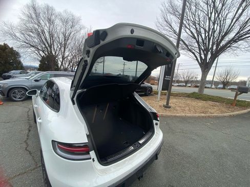Used 2023 Porsche Macan image 14