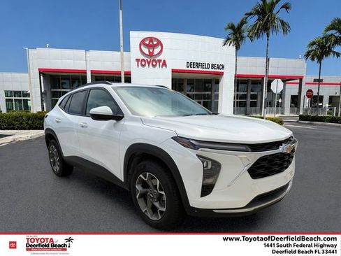 Used 2025 Chevrolet Trax LT FWD image 1