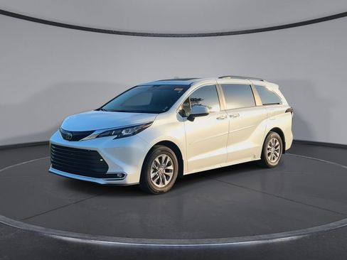 Used 2024 Toyota Sienna XLE FWD image 4