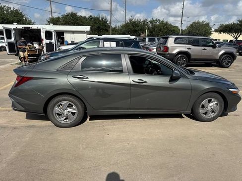 Used 2024 Hyundai Elantra SE FWD image 4