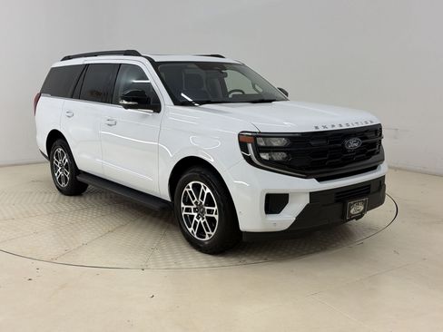 Certified 2025 Ford Expedition Active AWD/4WD image 7