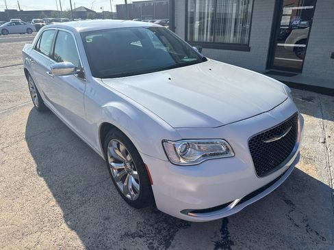 Used 2018 Chrysler 300 Touring w/ Chrome Appearance Package image 2