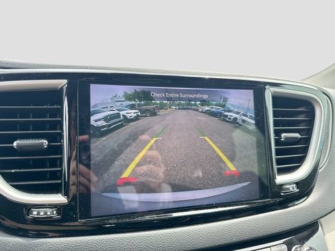 Used 2024 Chrysler Pacifica Touring-L FWD image 16