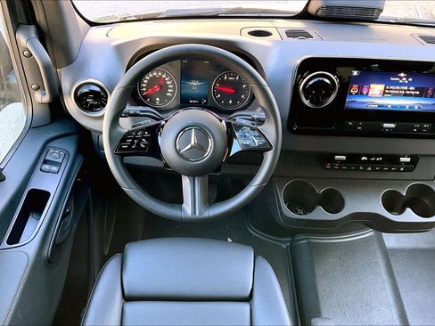 Used 2025 Mercedes-Benz Sprinter 2500 image 5