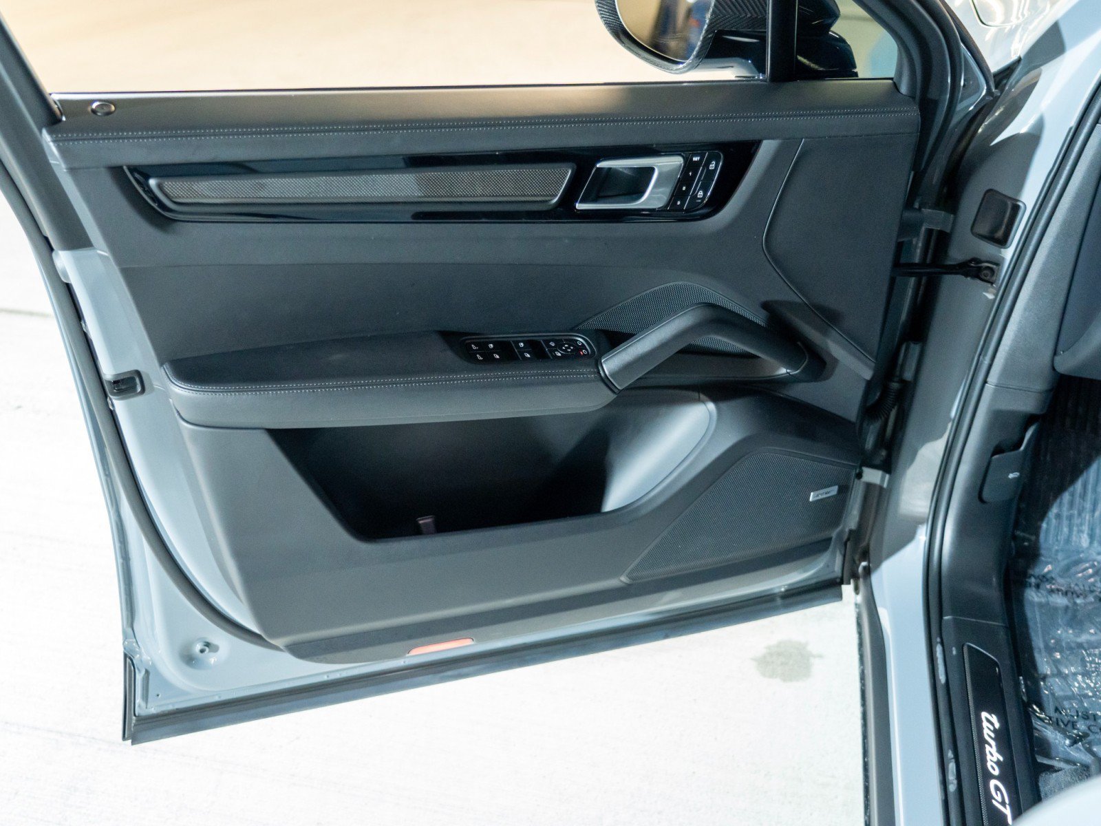 Certified 2022 Porsche Cayenne Turbo GT AWD/4WD image 17