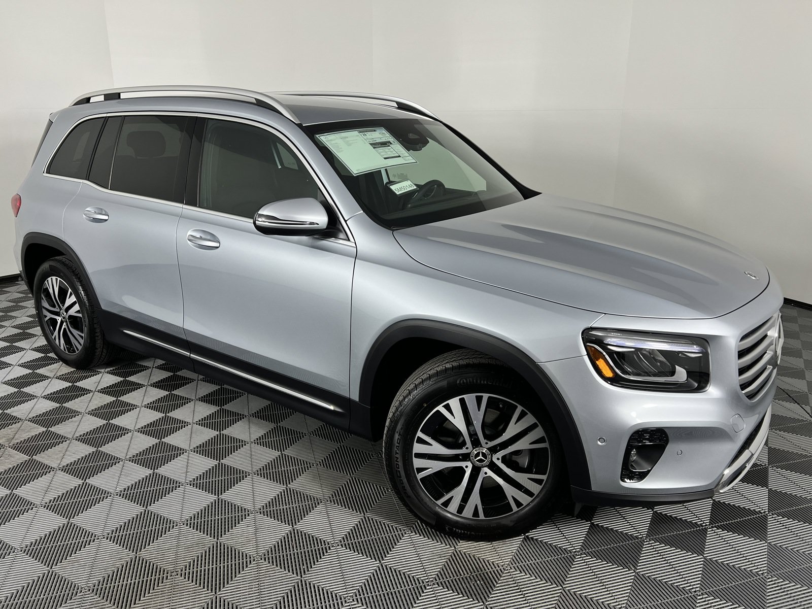 Used 2025 Mercedes-Benz GLB 250 image 2