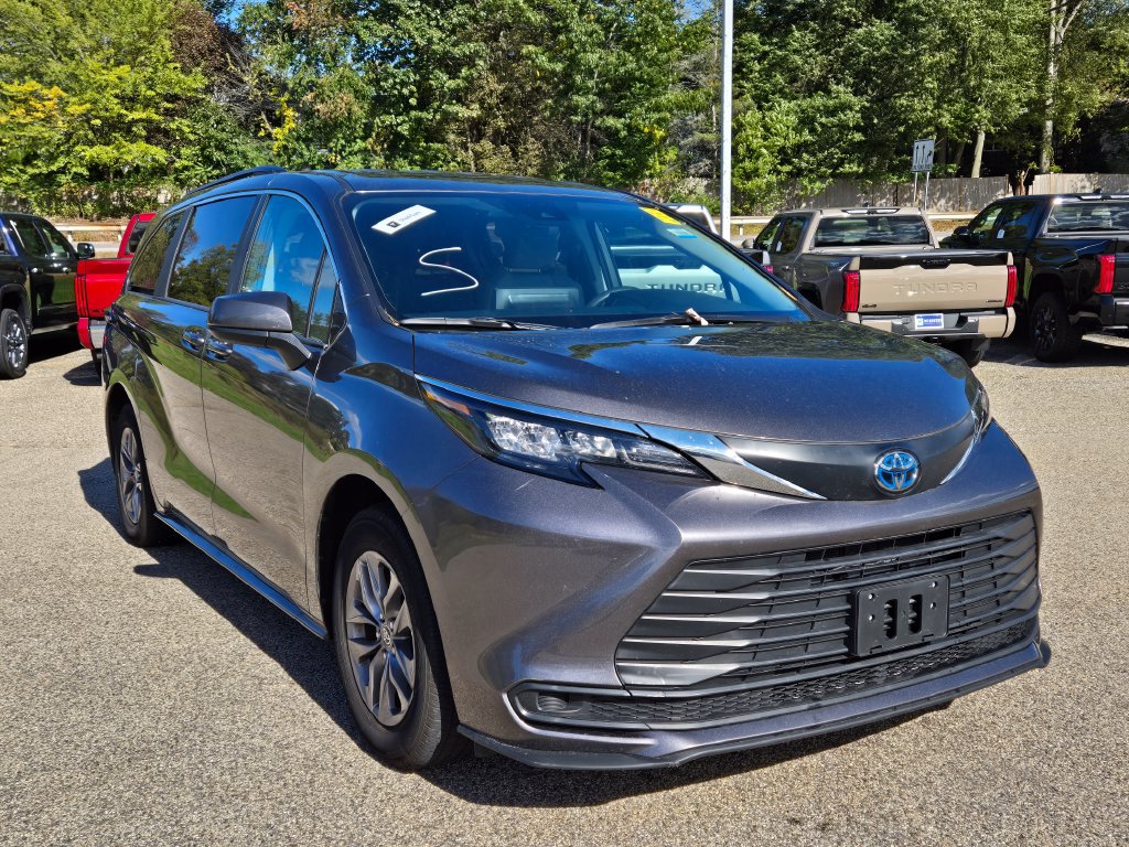 Used 2024 Toyota Sienna LE AWD/4WD image 8