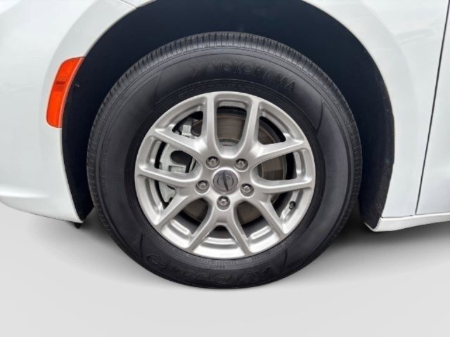 Used 2024 Chrysler Pacifica Touring FWD image 14