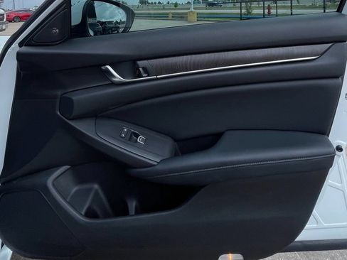 Used 2018 Honda Accord Touring image 32