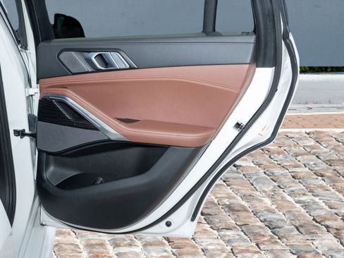 Used 2024 BMW X6 xDrive40i w/ Premium Package image 12