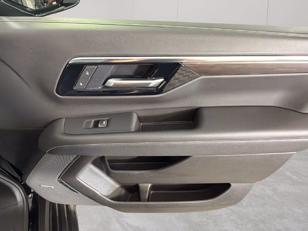 Used 2026 Chevrolet Suburban Premier AWD/4WD image 31