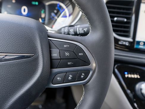 Used 2022 Chrysler Pacifica Touring-L FWD image 26