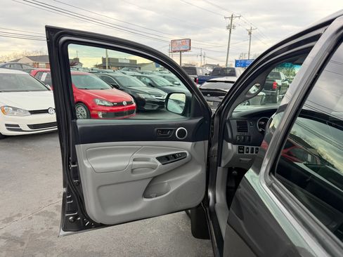 Used 2014 Toyota Tacoma 4x4 Double Cab w/ SR5 Package image 28