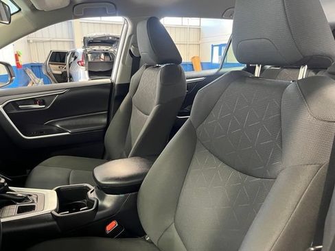 Used 2025 Toyota RAV4 XLE AWD/4WD image 25