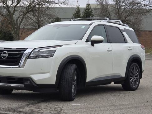 Used 2022 Nissan Pathfinder SL w/ SL Premium Package image 16