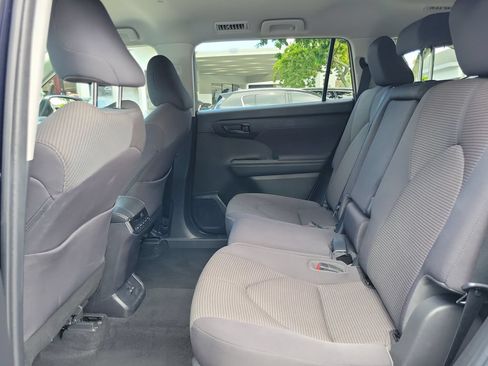 Used 2022 Toyota Highlander LE FWD image 8