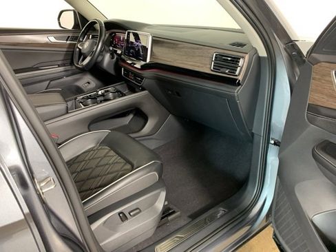 Used 2024 Volkswagen Atlas SEL Premium R-Line image 41