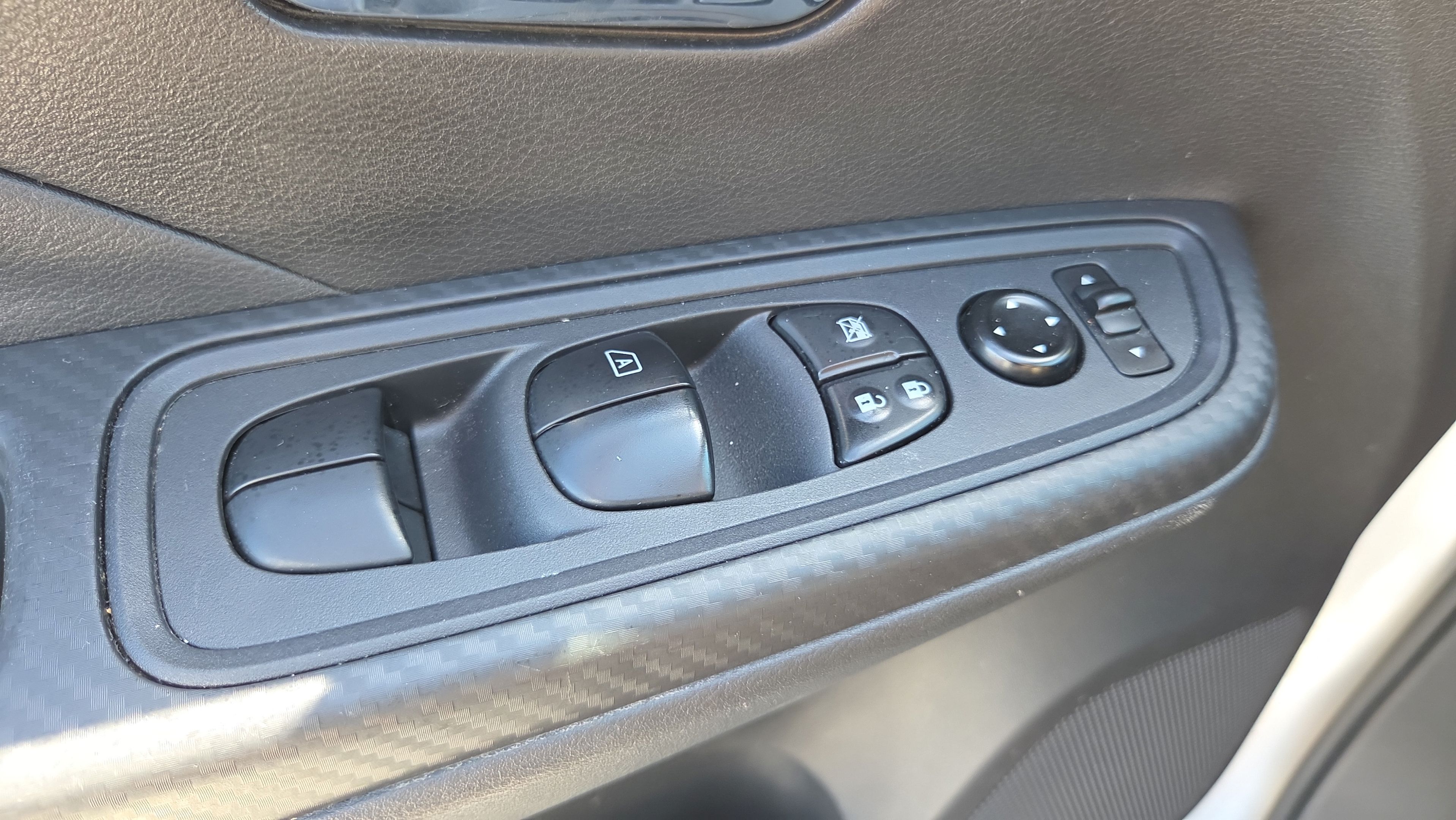 Used 2025 Nissan Versa SV FWD image 18