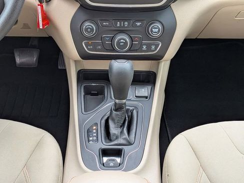 Used 2019 Jeep Cherokee Latitude w/ Popular Appearance Group image 19