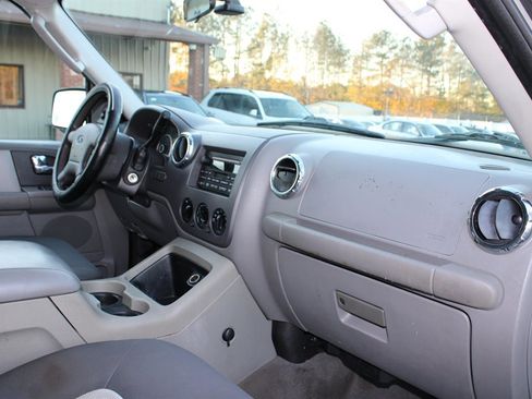 Used 2005 Ford Expedition XLT image 18