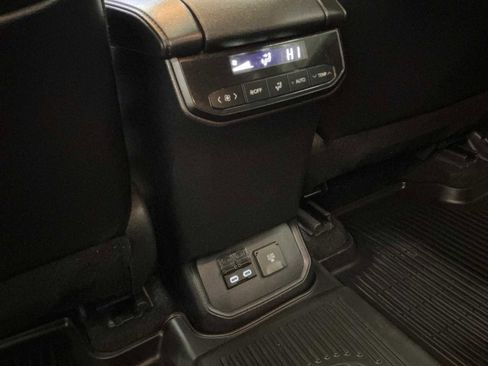 Used 2024 Toyota Highlander Limited image 17