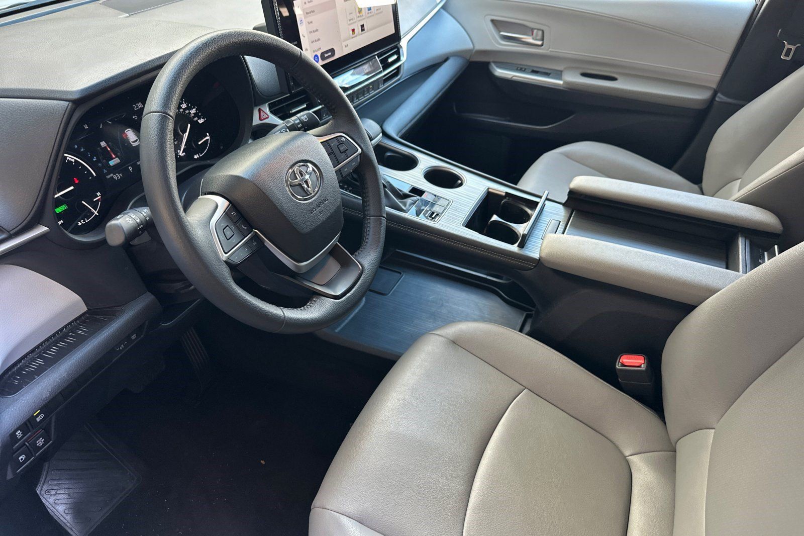 Used 2026 Toyota Sienna XLE FWD image 4