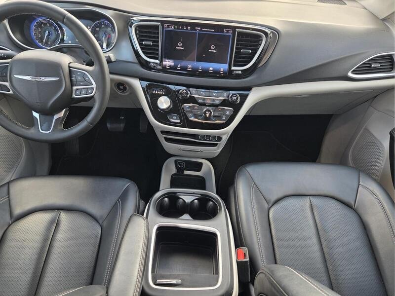 Used 2024 Chrysler Pacifica Touring-L FWD image 16