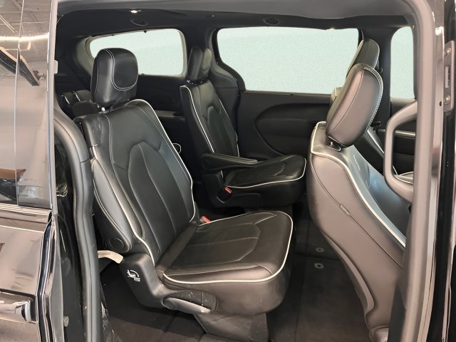 Used 2025 Chrysler Pacifica Limited FWD image 10