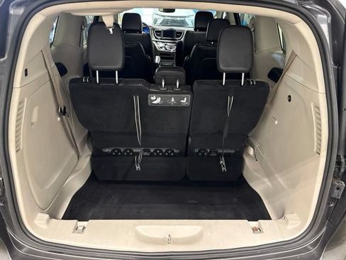 Used 2020 Chrysler Pacifica Touring-L FWD image 33