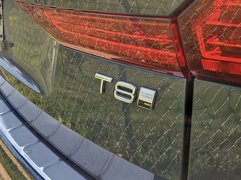 Used 2025 Volvo XC60 T8 Ultra w/ Protection Package Premier AWD/4WD image 9