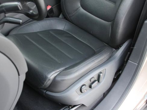 Used 2016 Volkswagen Touareg Sport image 28