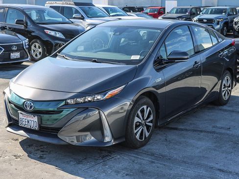 Used 2018 Toyota Prius Prime Premium image 3